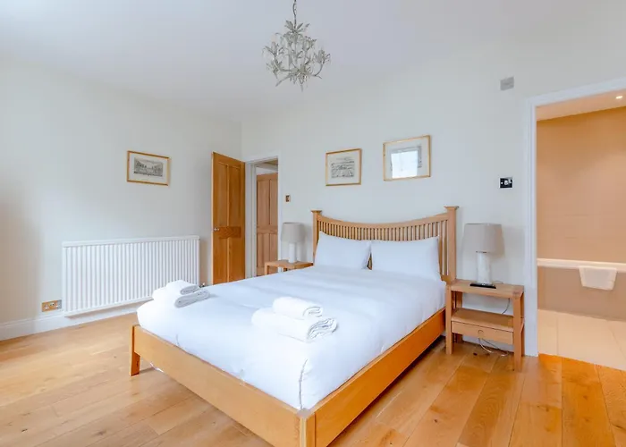 Spacious And Central 3 Bedroom House In Paddington