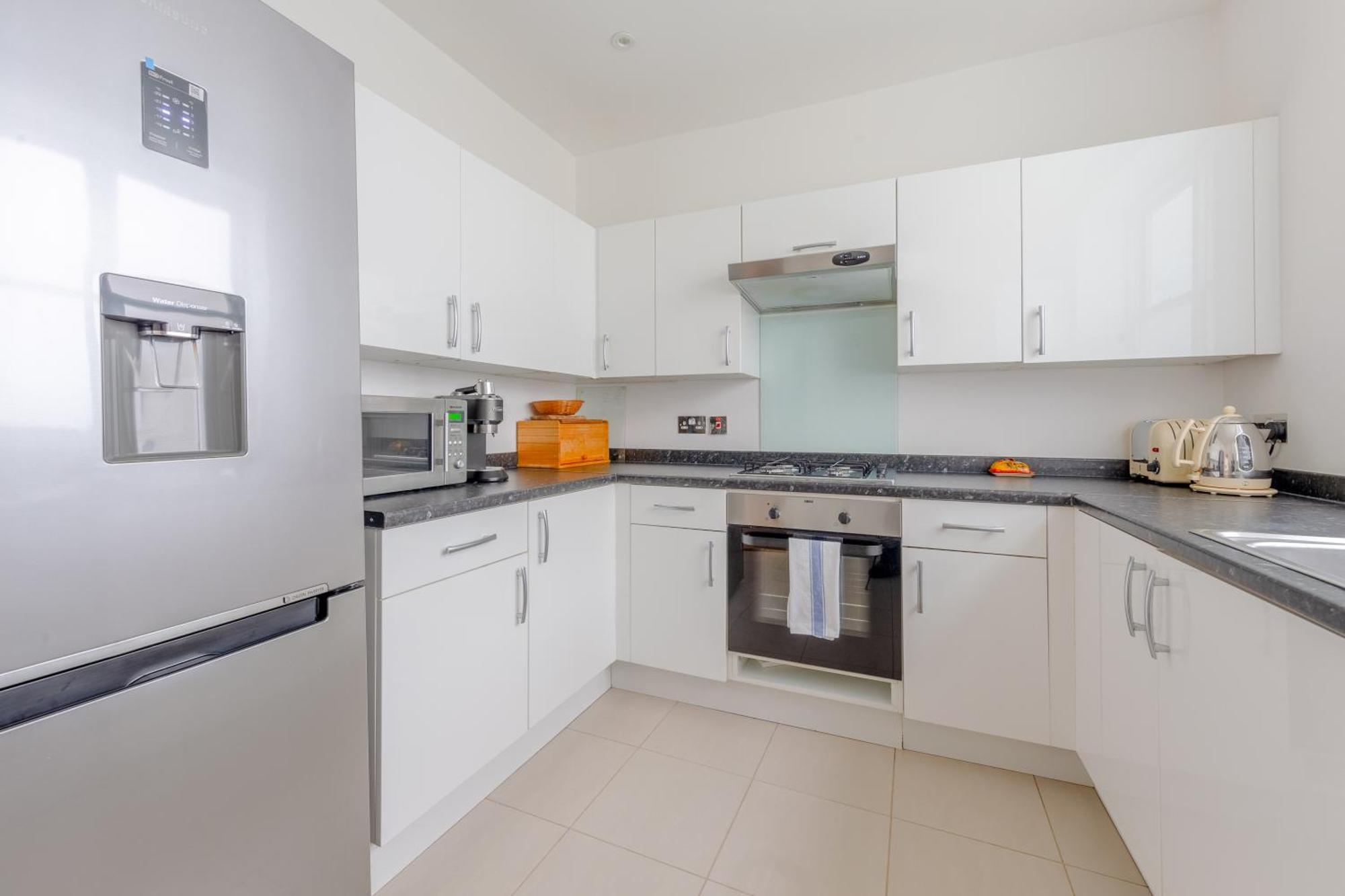 Spacious And 3 Bedroom House In Paddington