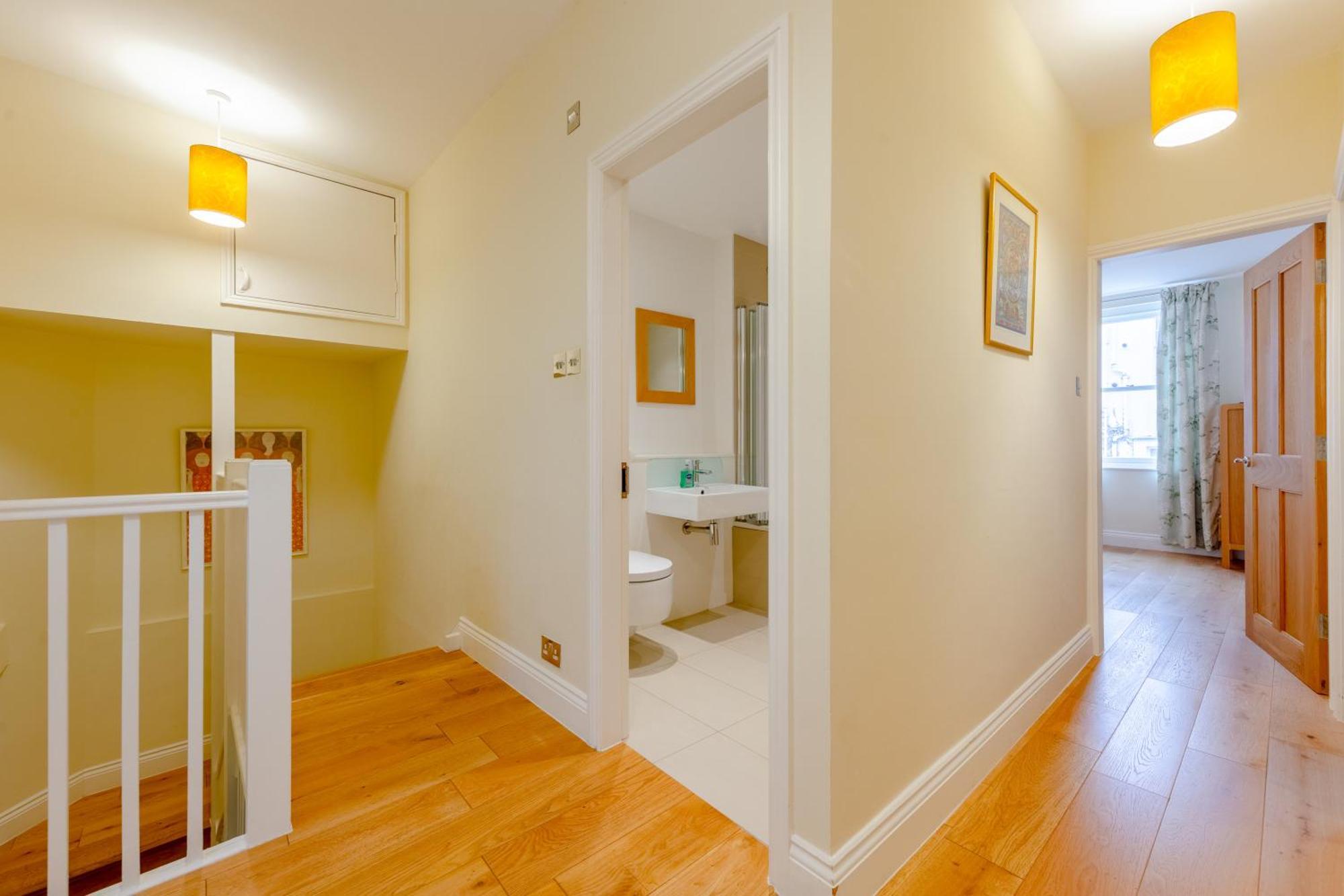 Spacious And 3 Bedroom House In Paddington