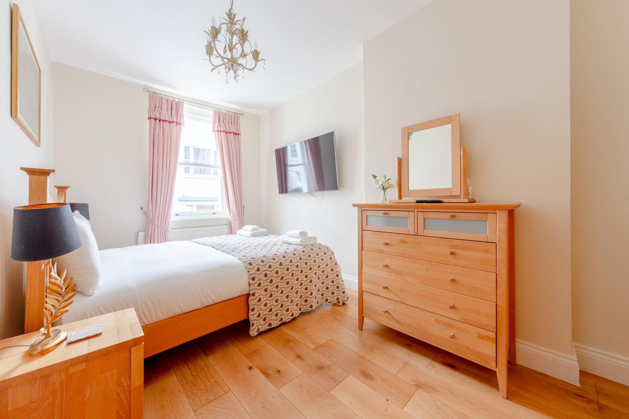 Spacious And 3 Bedroom House In Paddington *